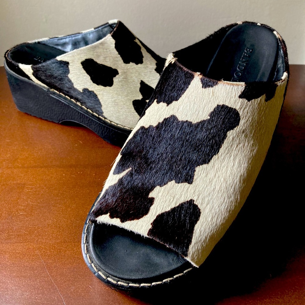 Bandolino Cow print slides